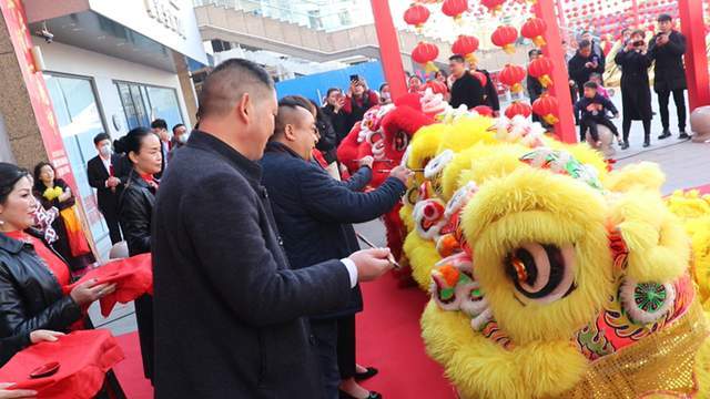 菏泽亿联新康庄喜迎开市舞狮采青送财运