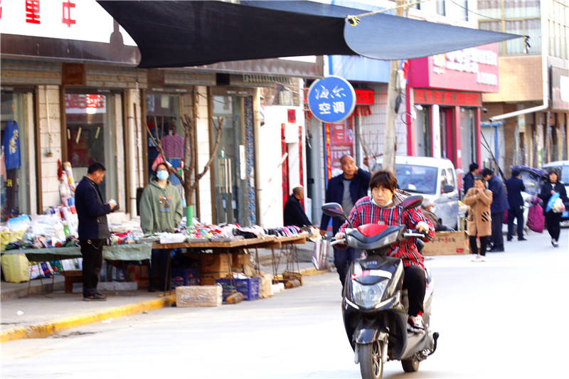 实拍正月初十蓝田许庙集年味渐渐远去花灯挂满街头