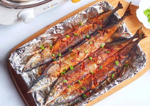 想念烧烤摊的秋刀鱼 小妹花3元买了4条秋刀鱼 一抹一烤超解馋 烤箱