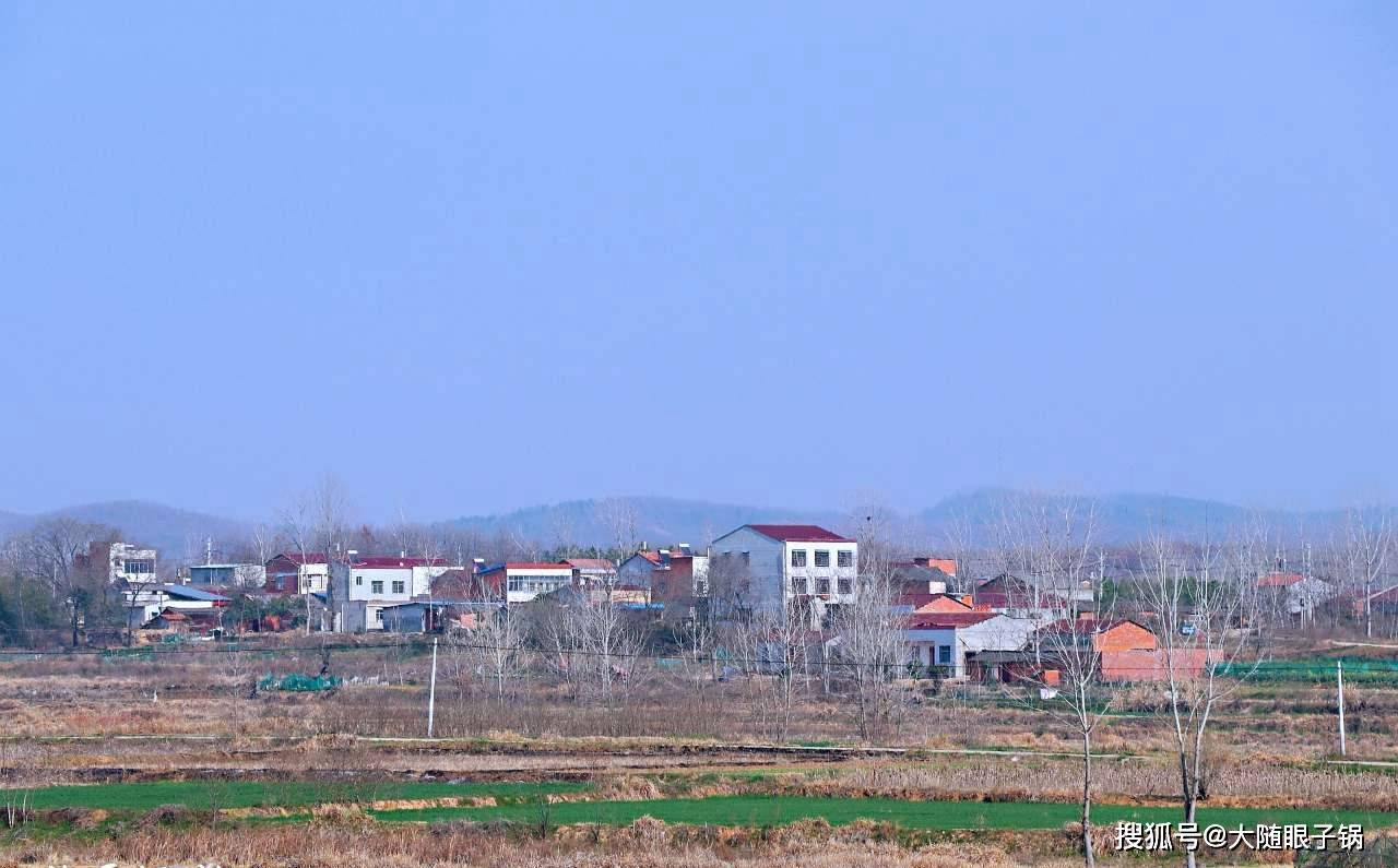 早春的随县厉山镇东方村的旷野蓝蓝的天空白云飘