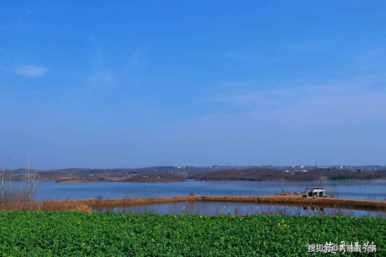 早春的随县厉山镇东方村的旷野蓝蓝的天空白云飘