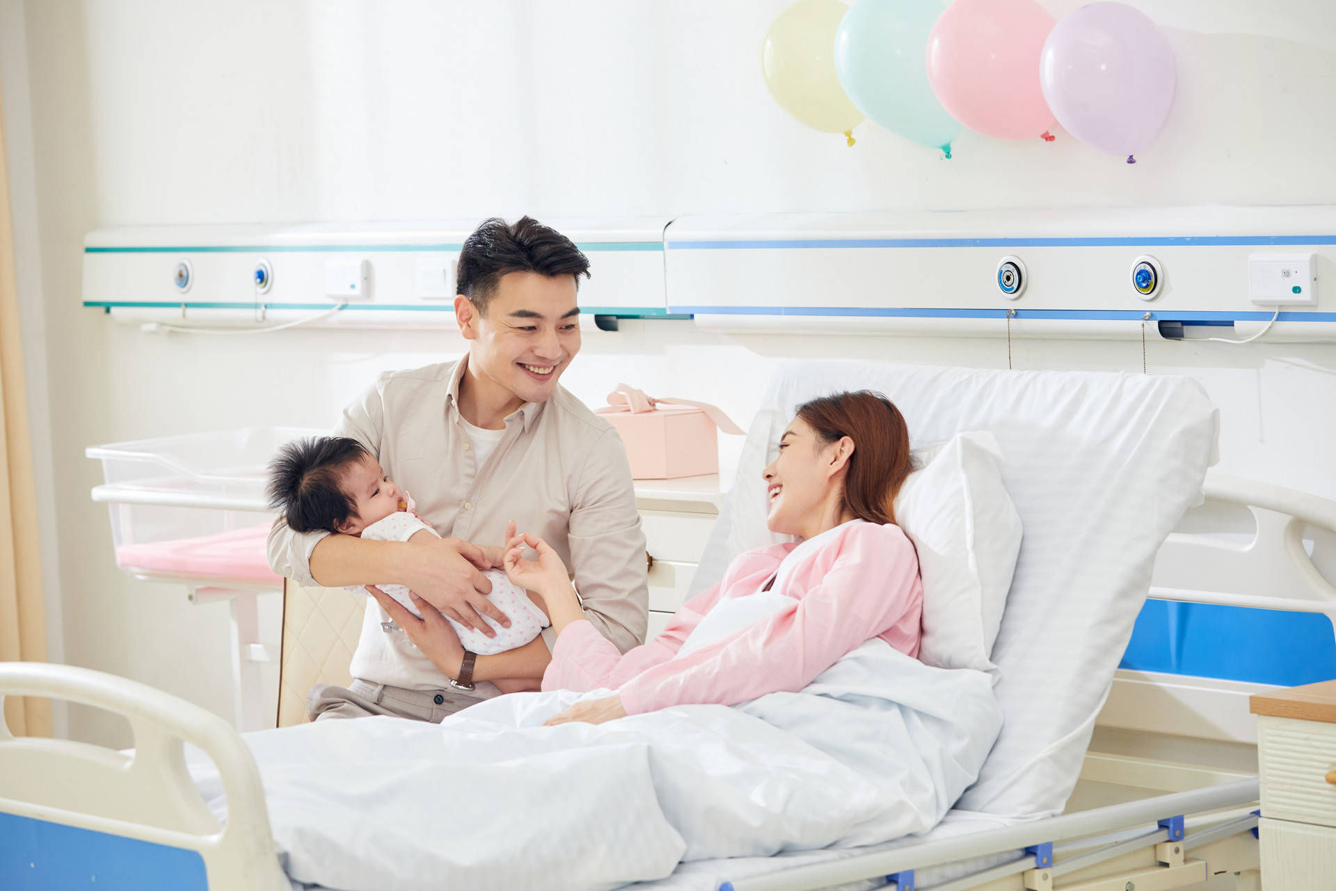 朗朗和德国岳父说东北话,两个大男人照顾吉娜坐月子,都是好爸爸_妈妈