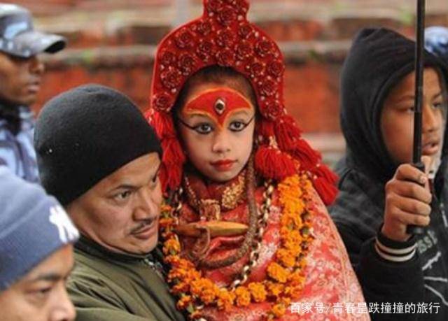 尼泊尔“活女神”被废以后的生活，看了满是心酸，游客流下眼泪