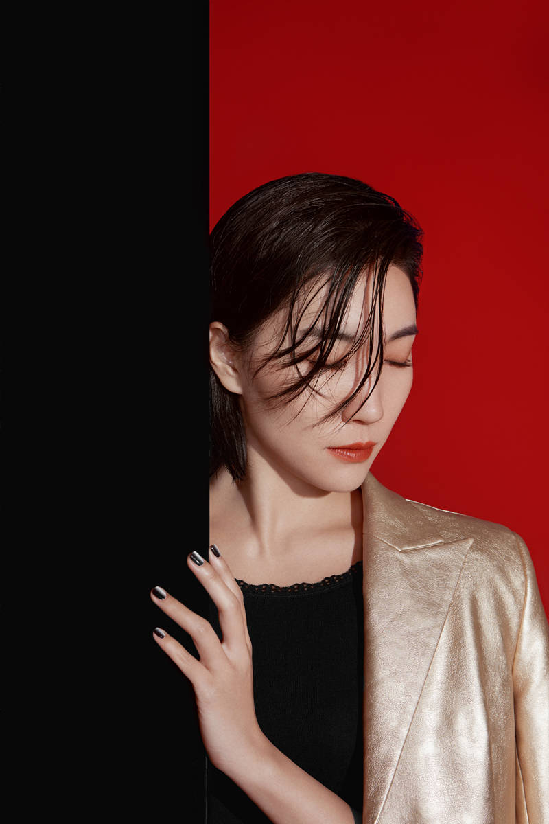 闫鹿杨新写真曝光演绎高级感展十足魅力