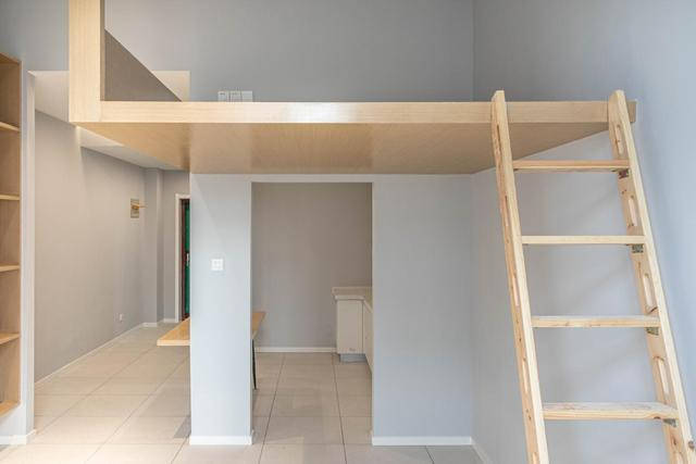 朋友花了三千做挑空设计,床抬高2米多间房,有房也要这样装!