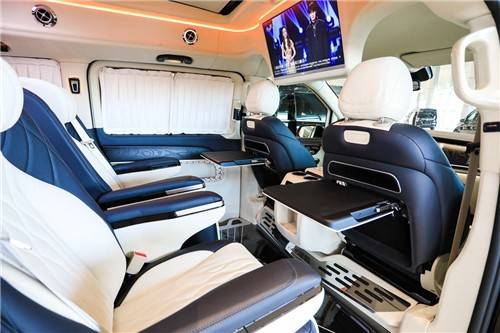 奔驰v260l高顶七座商务车带着床出行