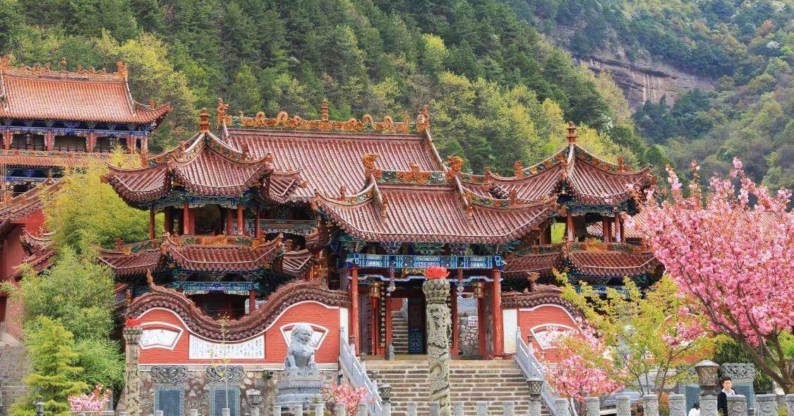 甘肃隐藏一片人间净土，群山环绕层层叠叠，藏红色寺庙修了13年