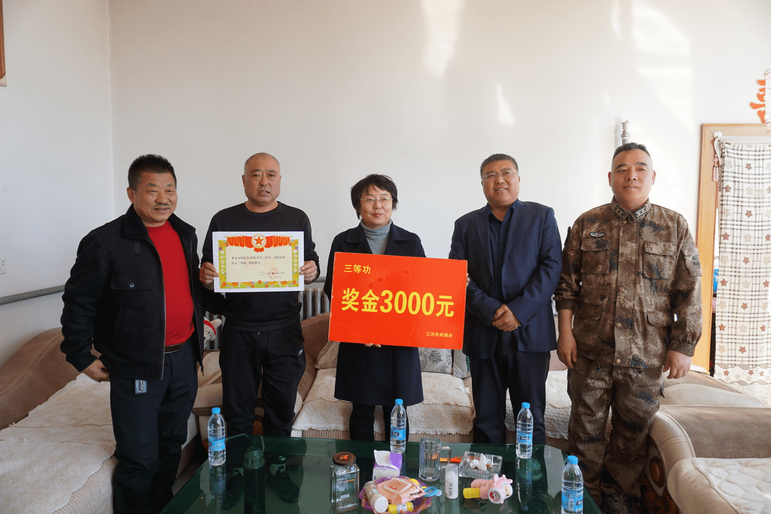 三河市为立功受奖现役军人家庭送喜报