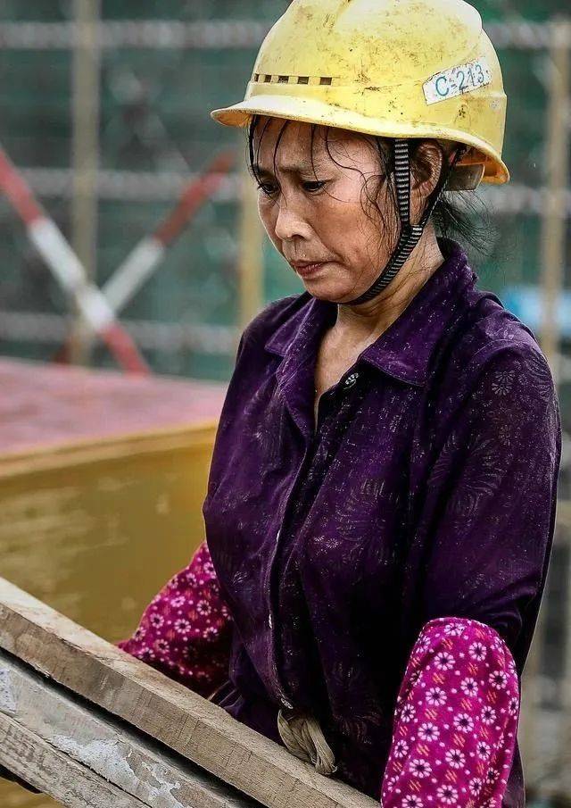 工地上的女架子工她们的老公看到这样的妻子该多心疼