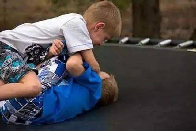 为什么孩子有攻击性行为背后的原因三个原因家长不能忽视