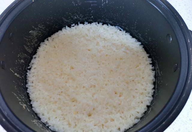 糯米要泡多久才能蒸糯米饭 98e2f2cba11a4d32bb12213529022174.jpeg