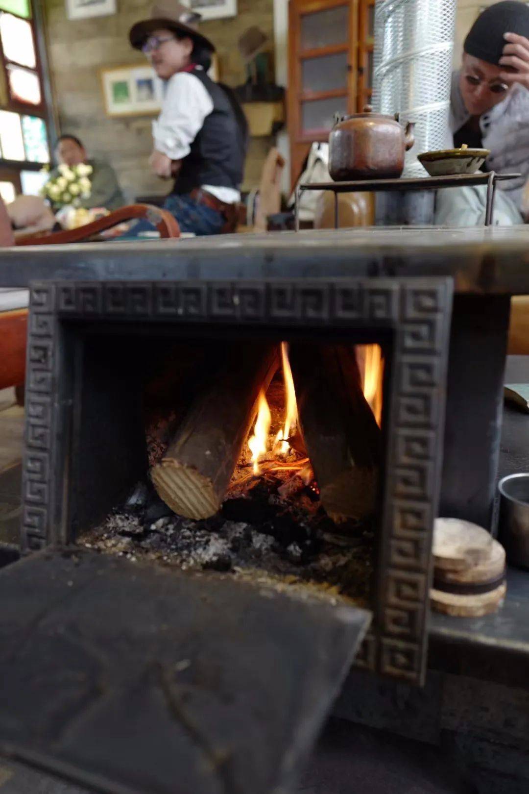 eric clapton的hey hey里,目测八个人能在藏族火塘里嘿嘿嘿吃完半只