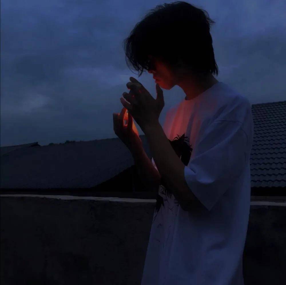 格调很高的男头搞笑好玩的发圈文案