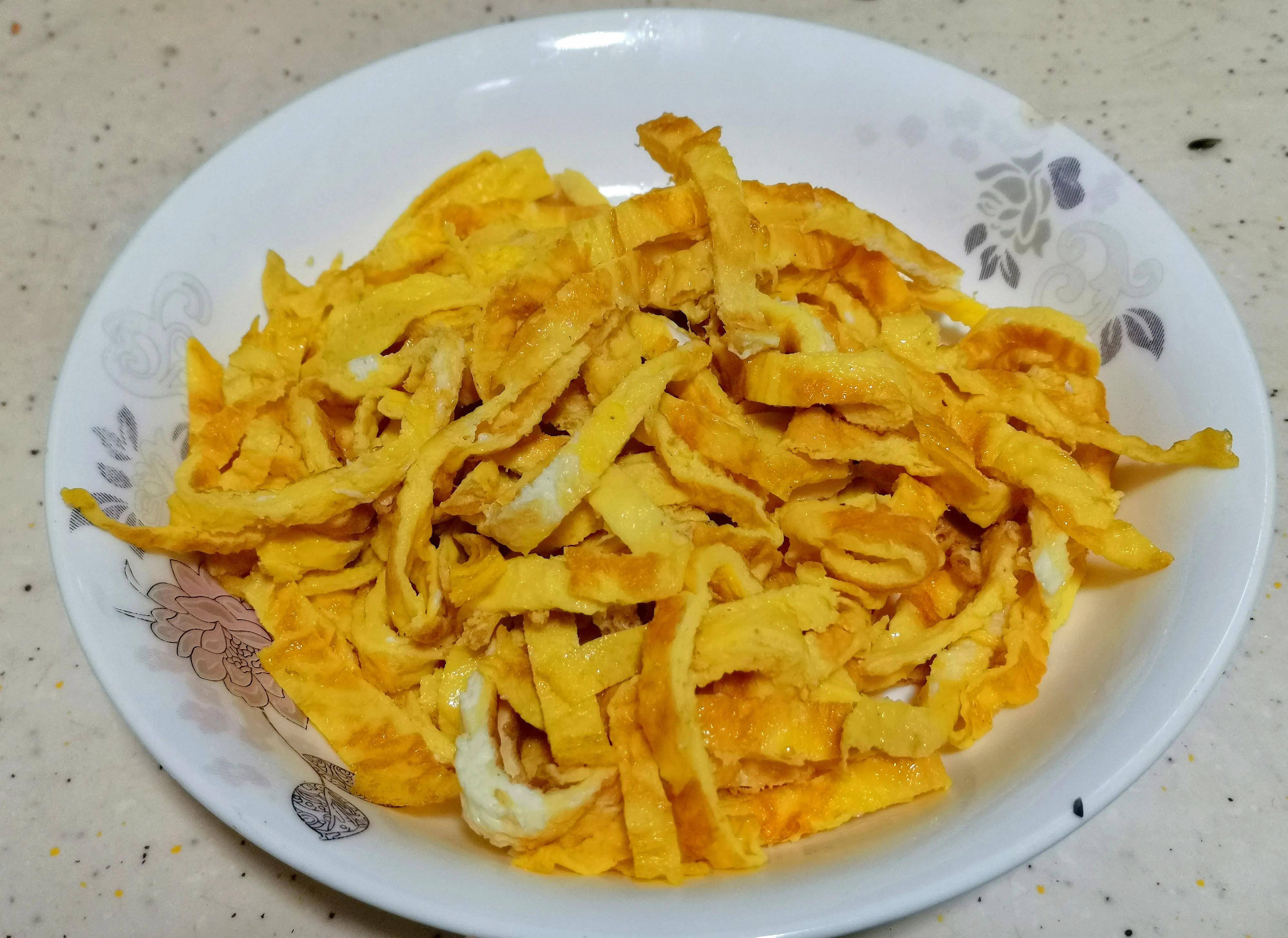 翻炒均匀,倒入鸡蛋丝,加入适量的盐,生抽,,老抽,蚝油,胡椒粉,白糖翻炒