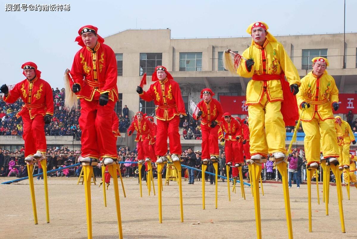 元宵踩高跷的图片图片