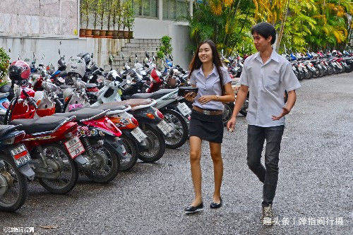 泰国清迈大学，摩托车和流浪狗无处不在，不是景点却游客扎堆