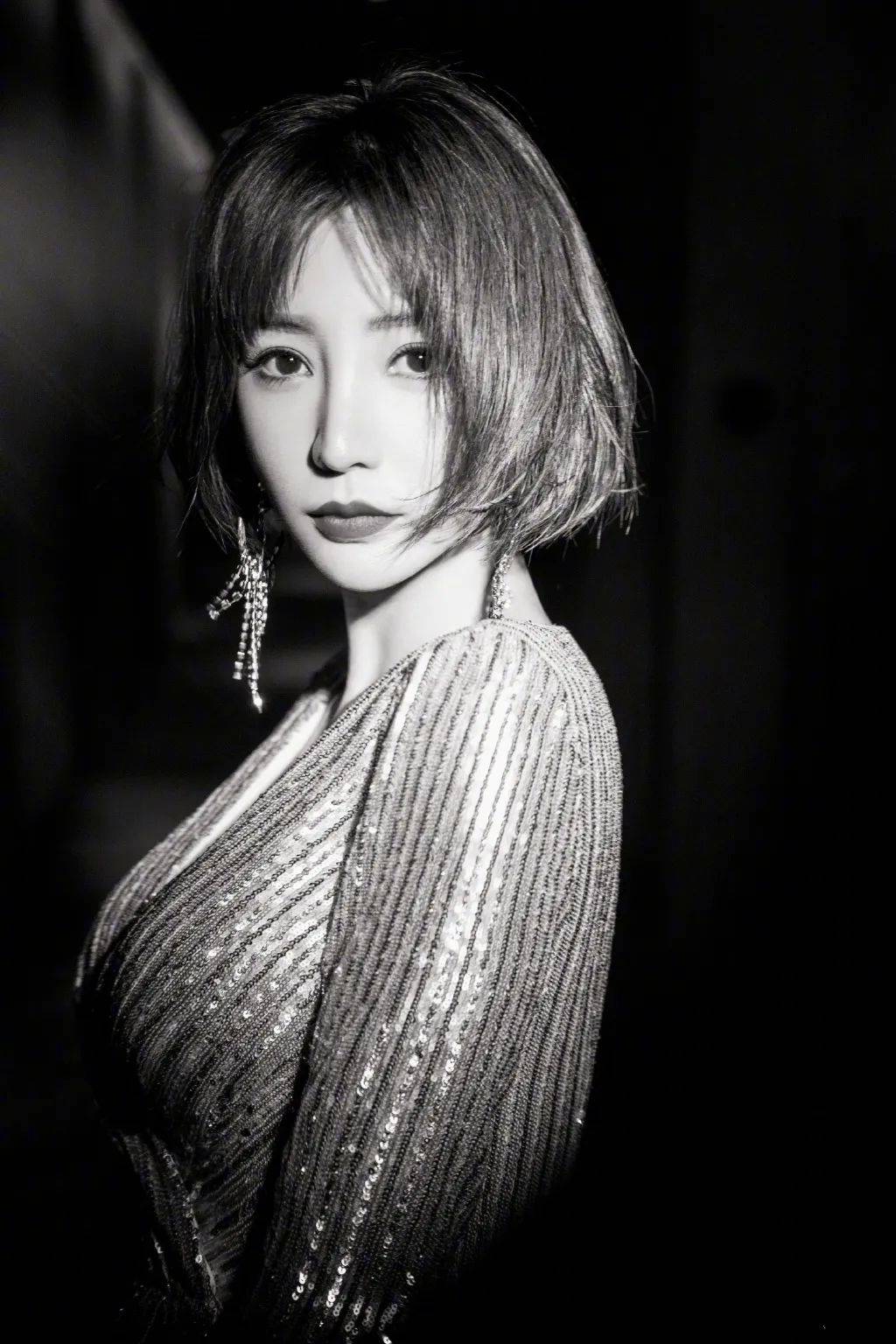 四十岁的柳岩一袭渐变长裙,短发红唇曲线完美,美貌在线