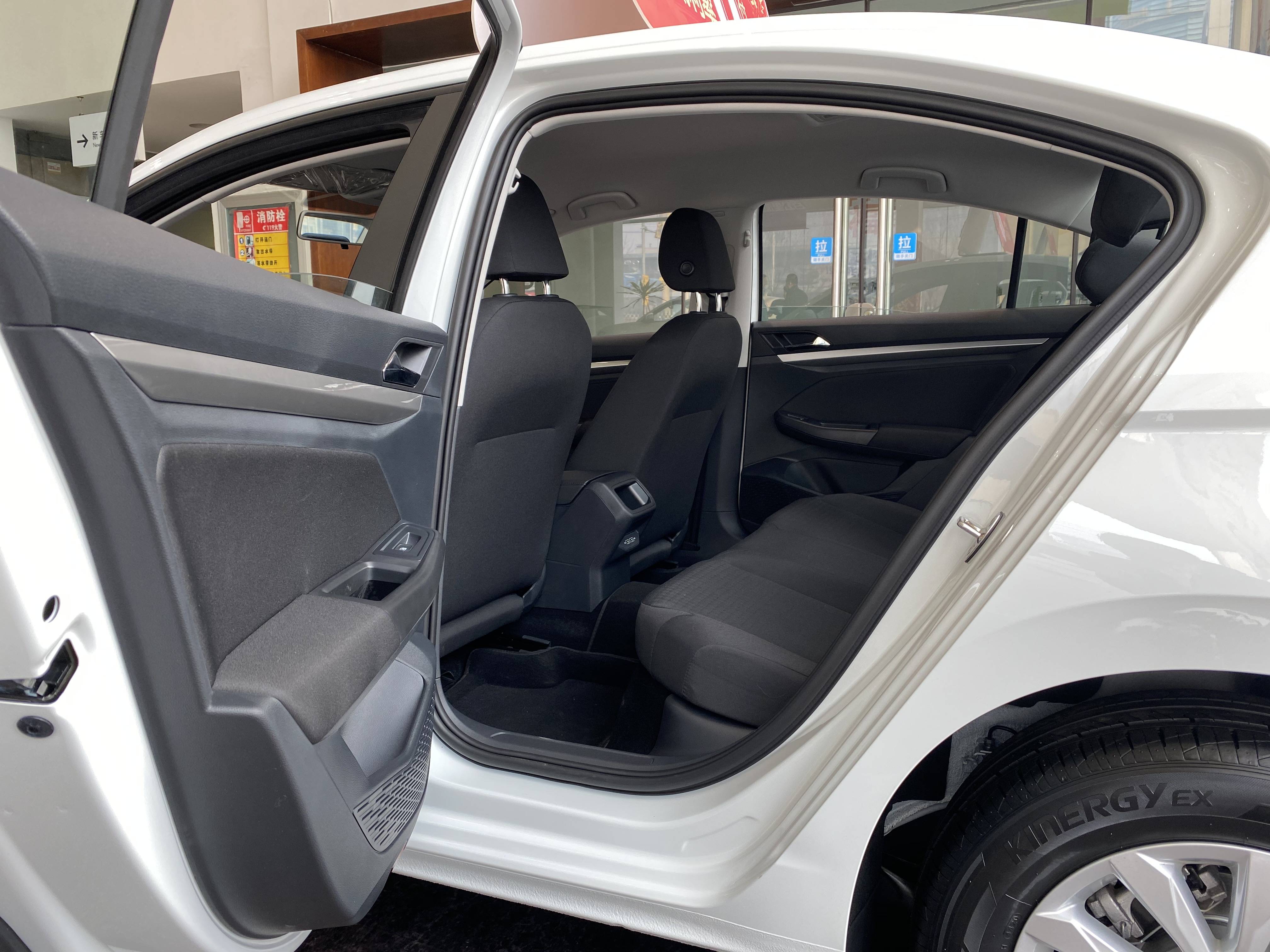 目测也就90斤吧,坐在宝来里面感觉相当宽敞,后排甚至能翘个二郎腿,她