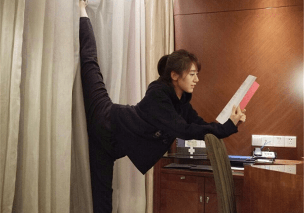 女星们秀一字马杨幂袁冰妍还好看到沈梦辰别难为自己了