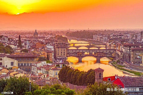 意大利“文艺古城”，有座千年老桥成“月老”，情侣在此制造浪漫