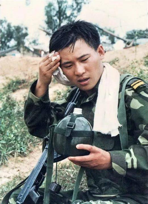 记身边的退役军人许永楠从水火英雄到雷锋部长