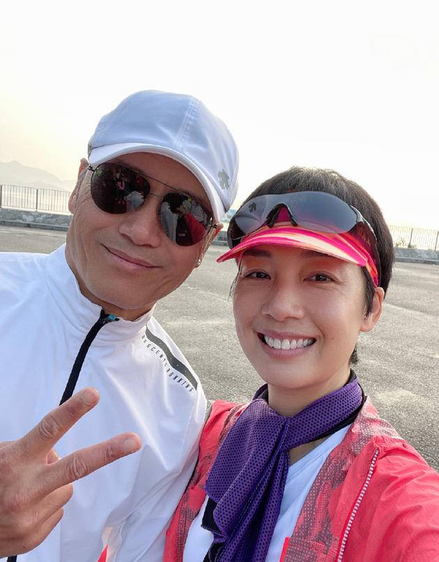 凯晴cp同框!江美仪晒与苗侨伟合照庆元宵节