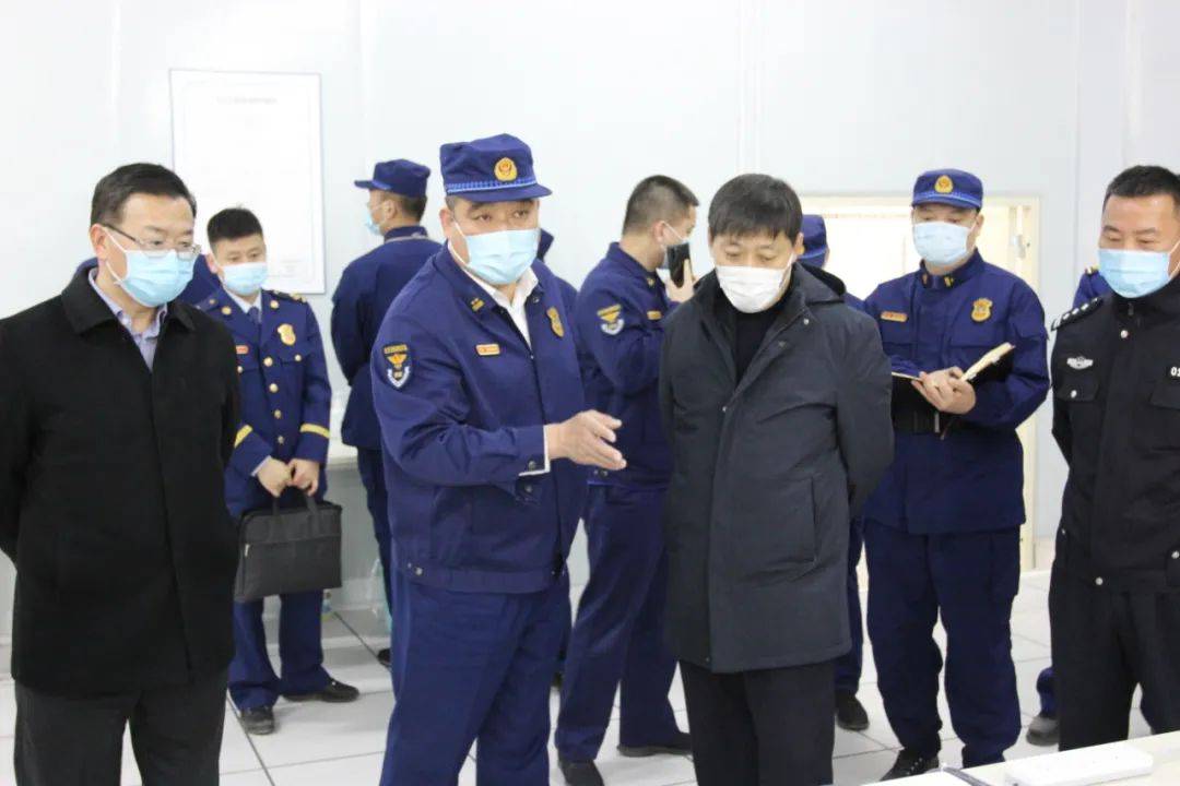 宏远控股集团副总裁曹莉等作为代表,与顺义消防救援支队队长王双喜