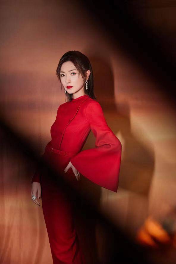 原创万茜7台春晚演绎7种风格穿搭和气质好绝最喜欢的是这款