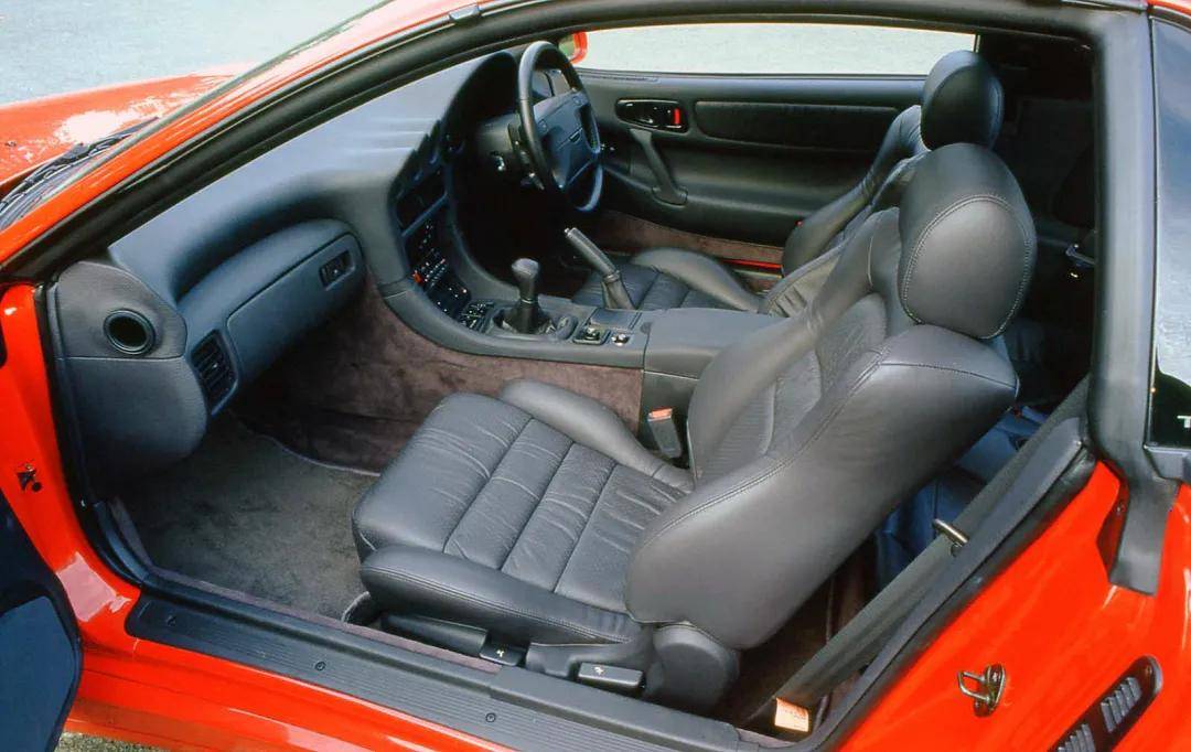 (图:内饰细节)在内饰方面三菱3000gt/gto的定位为豪华车,整体设计在