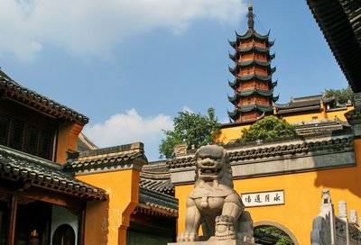 江苏有个镇江城，山水历史相拥千年，金山寺就在这里！