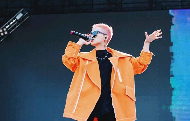 虽然是蒋建琪的独女,但蒋一侨毕业后并没有选择和父亲一样从商,而是一