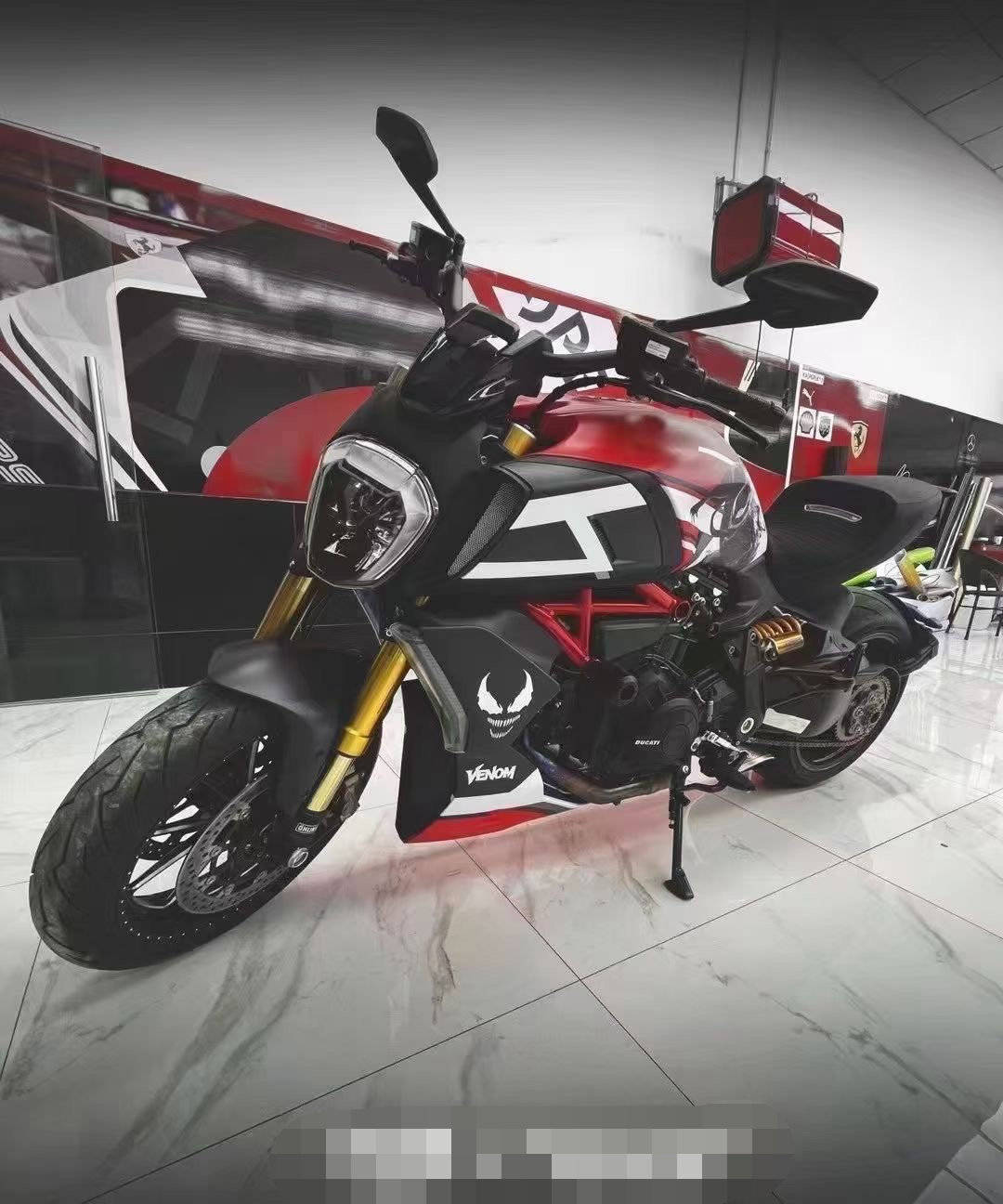 杜卡迪彩绘毒液图案这个颜色最适合放到摩托车身上