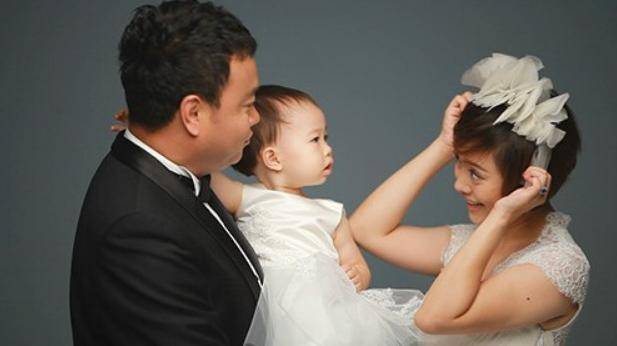 原创父母都是演员他却成了主持人如今成央视名嘴一妻两女羡煞旁人