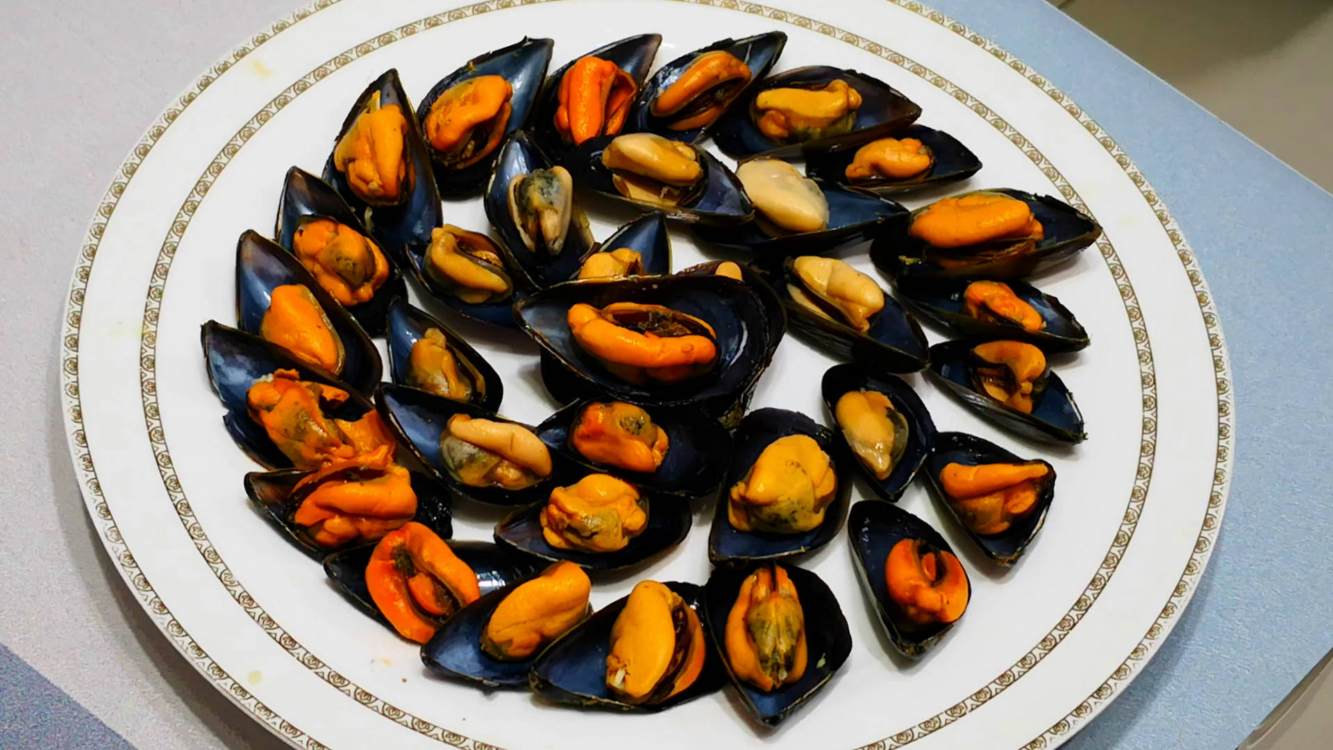 和海虹的初次见面还是在我上大学时,假期时同学们组织一起去大连玩,早