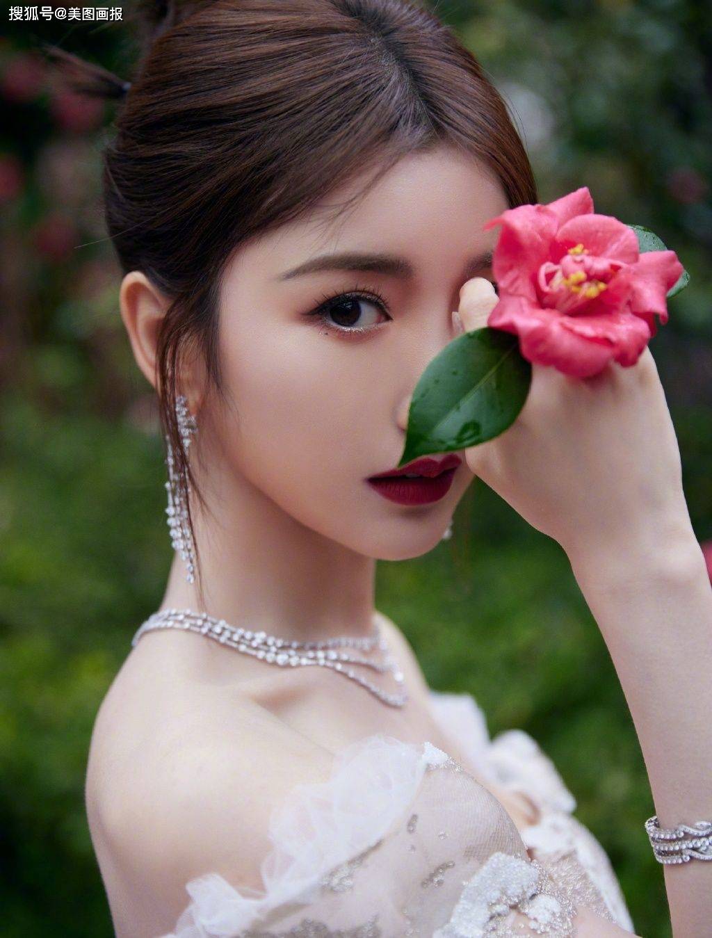 毛晓彤雨中看花写真集