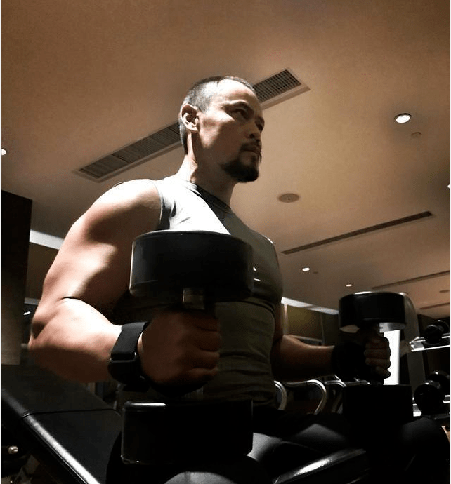 原创他被称为国内版巨石强森一身肌肉不输老外男人就该身强力壮