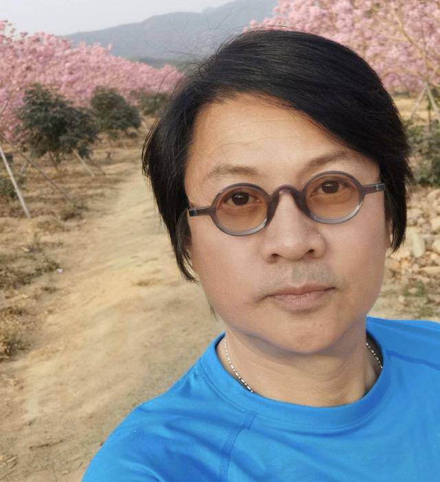 56岁尹天照近照曝光,身材发胖显油腻,为患血癌妻子花光积蓄