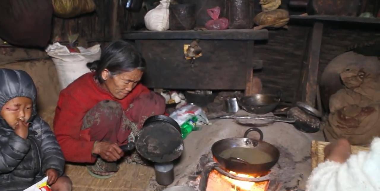 中国小伙在尼泊尔农村花500卢比蹭饭吃，土豆配面糊，满满一大盆