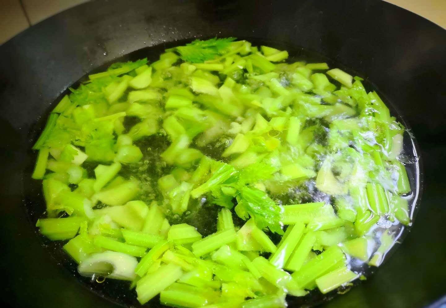 芹菜炒多长时间 9186e5b4949241c587bac84097d252ae.jpeg