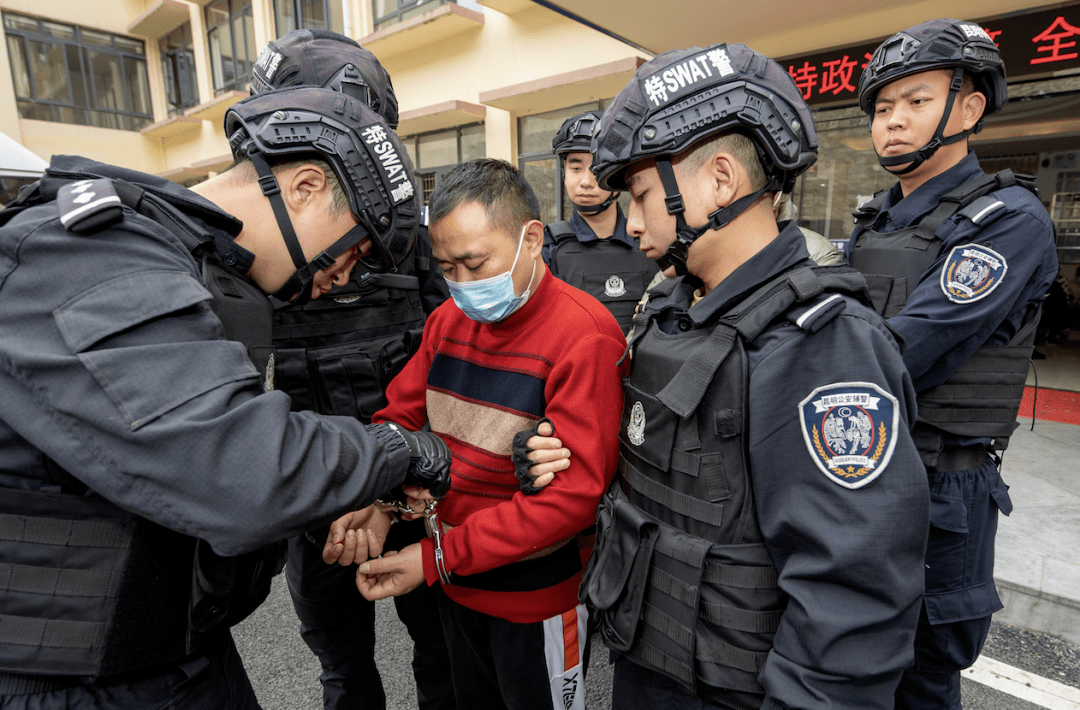 云南59名民警潜入围捕抓获13名偷油贼