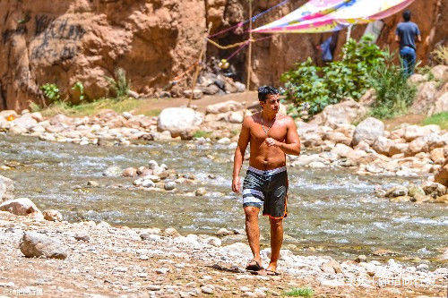 摩洛哥最神奇的峡谷，岩壁高耸溪流不断，传说溪水喝了会“有喜”