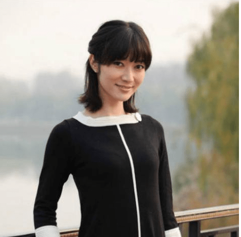 松峰莉璃的婚姻也着实让人羡慕,她的老公是知名的演员徐昂,两人也是