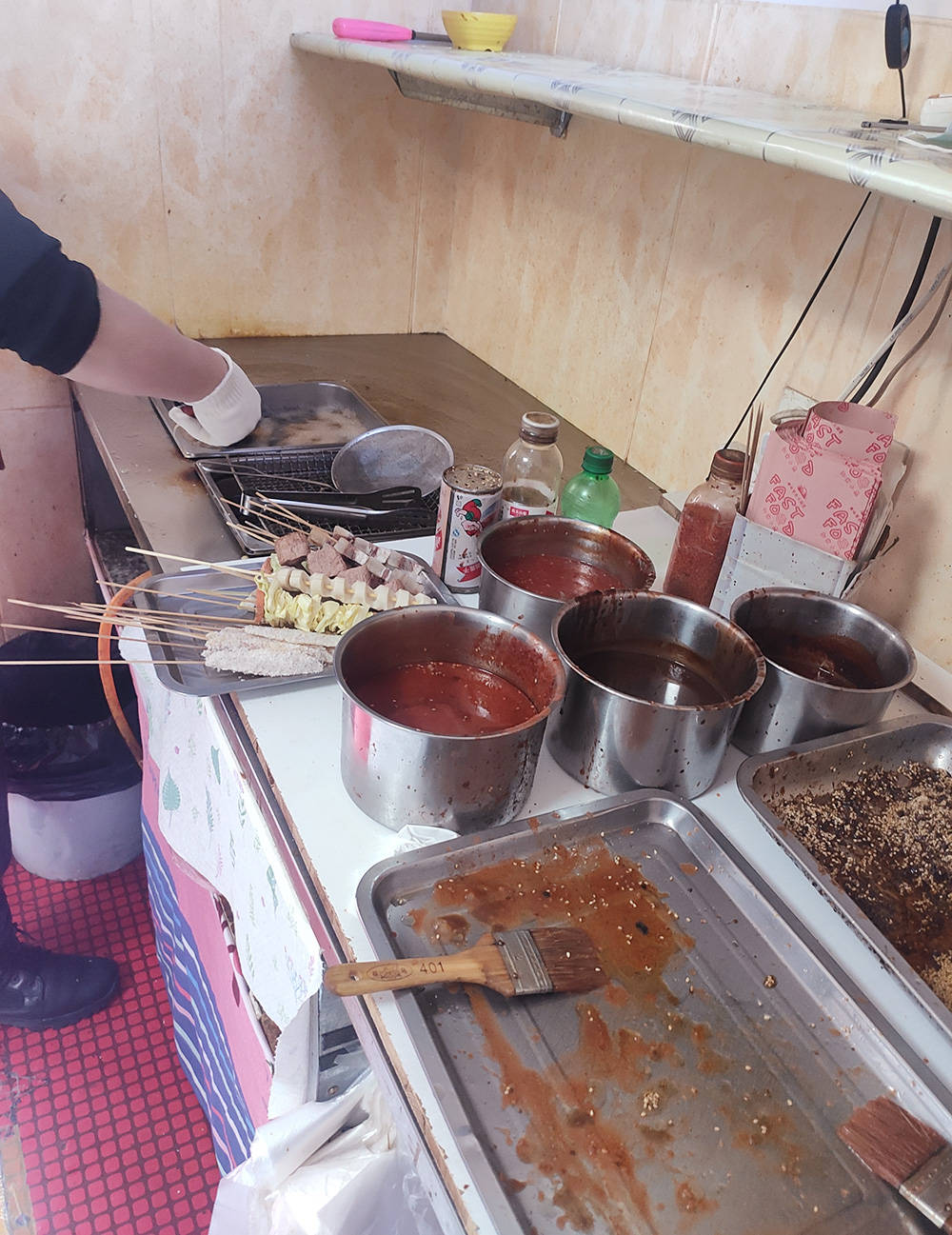 开在老小区里的炸串店麻辣烫老式的瓜子随便嗑