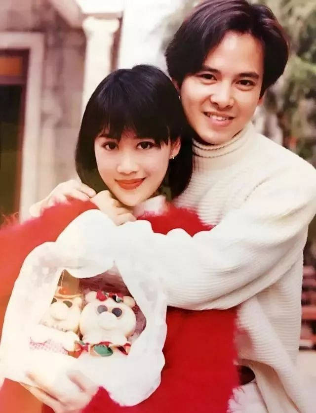 梁小冰晒与老公结婚旧照,嫁给"马文才"21年,恩爱如初