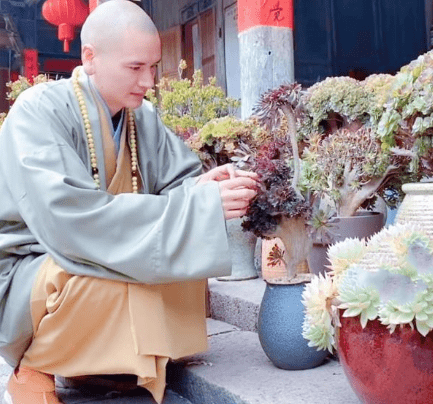 还有堪比释明心,甚至比他还帅的泰国最帅和尚jeans还俗后,继续坚持
