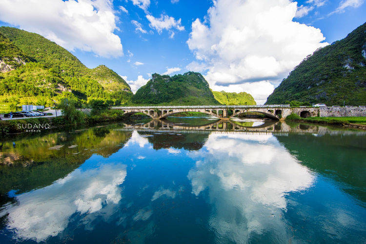 令摄影师疯狂的一座古桥：广西鹅泉，外国游客称赞“天下第一水”