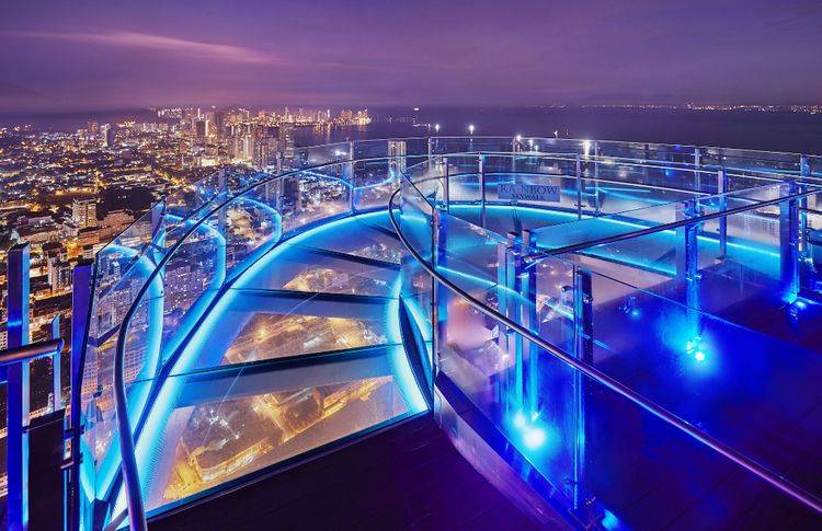 全球最大的玻璃桥，悬在城市上空，就在泰国，游客都被吓哭了！
