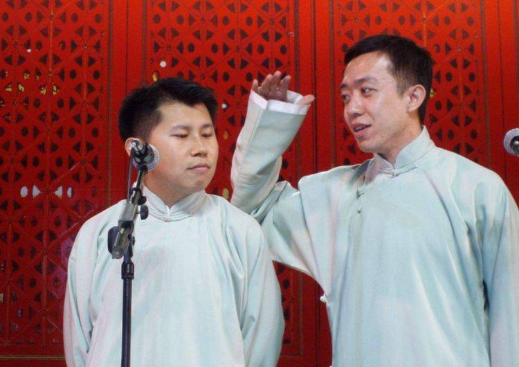 何云伟在相声圈子里面依旧发展的非常不错,并且还有了一个徒弟.