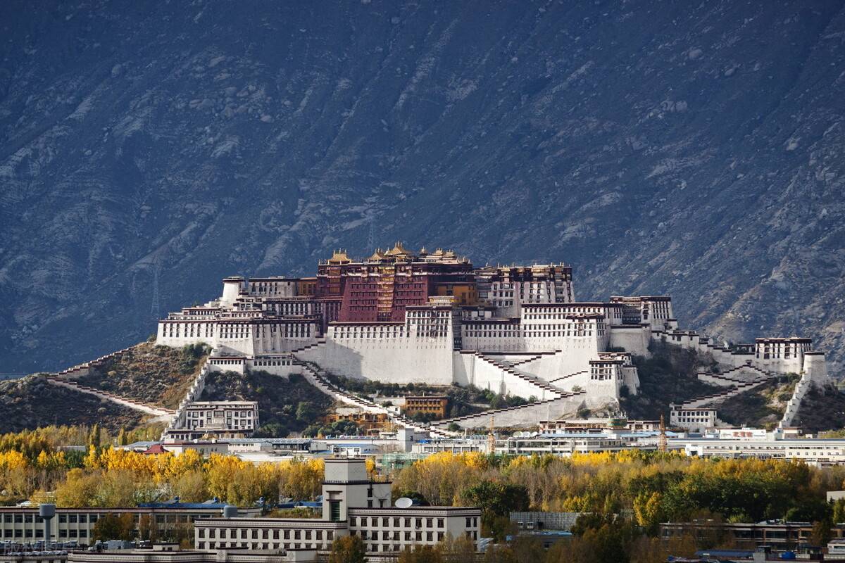 说到西藏，你不可能想不起来它以及它那令人仰望的高度,布达拉宫