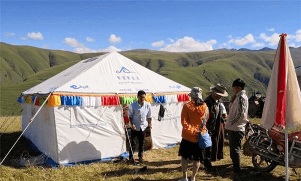 西藏路边的“白色帐篷”，为何不能进？当地人说出了其中的秘密